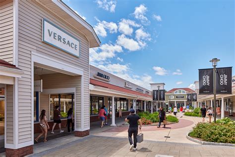 Wrentham Village Premium Outlets .